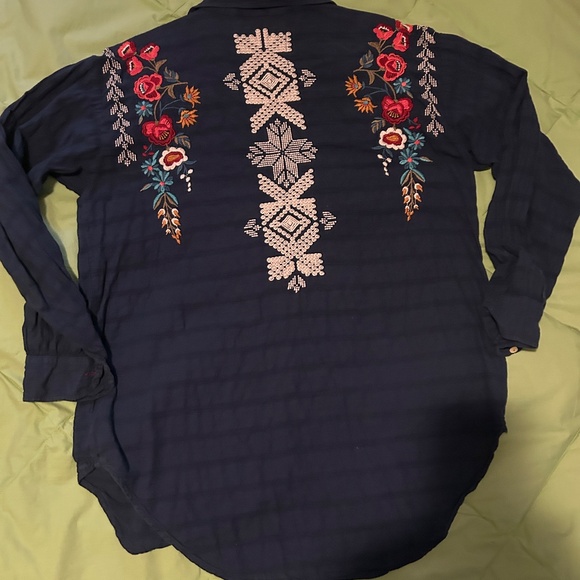 Johnny Was Navy button down top-fantastic Embroidery Coming & Going! - Picture 6 of 16